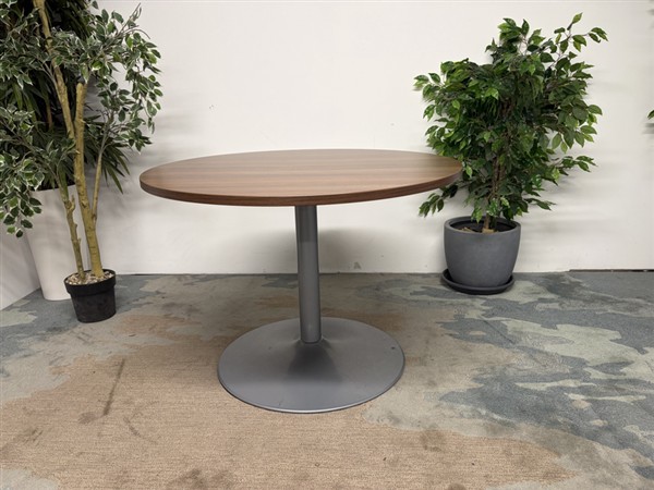 Walnut2520Round2520Table252010002520mm2520RBF215242520252812529.jpg Used Walnut Round Table 1000 mm